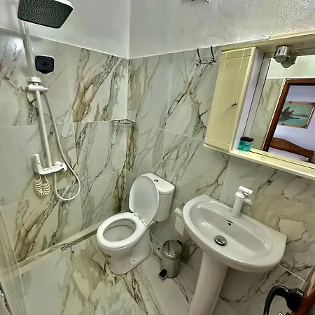 Grandpas House בית הארחה