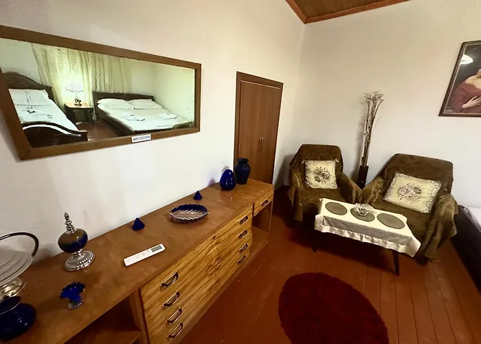 Grandpas House 게스트하우스 Gjirokastër